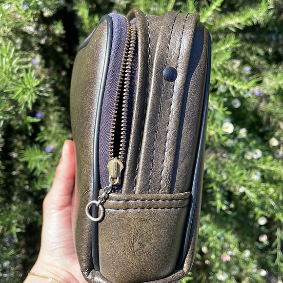 Vintage Camera Bag in Camo Green. Vegan leather with faux fur inside. - Picture 4 of 6